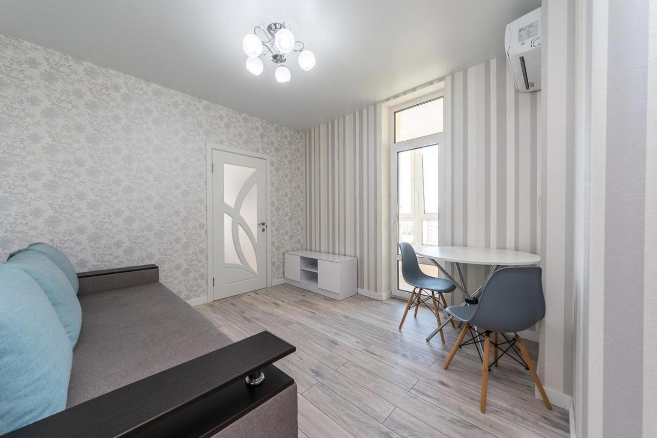Апартаменти Метро Вирлиця Kyiv Exterior photo