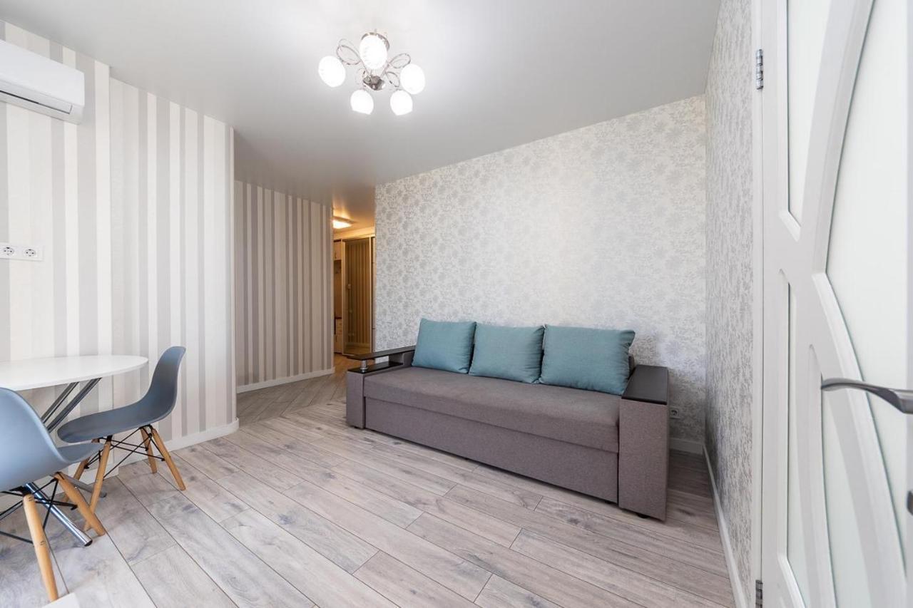 Апартаменти Метро Вирлиця Kyiv Exterior photo